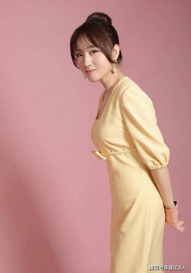 设计 杨钰莹气质绝佳，蓝色羽绒服搭半身裙，原来选对色彩这么减龄