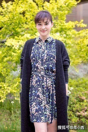 设计 梅婷在国外真会穿，穿黑白花纹外套凹造型，扑面而来的高级感！