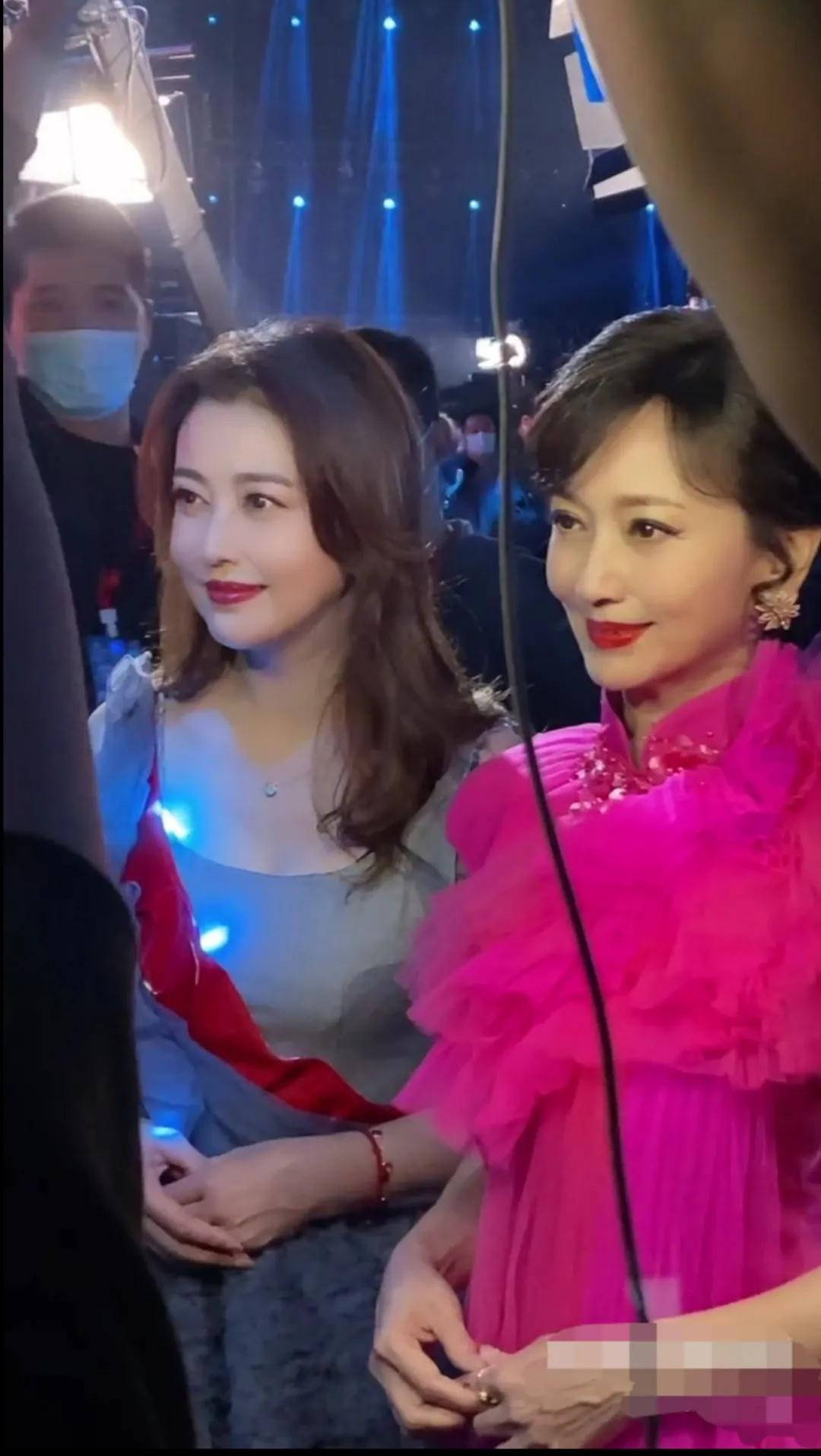 周海媚打光美颜后，赵雅芝周海媚皮肤光滑很年轻，但不修图的手很沧桑！