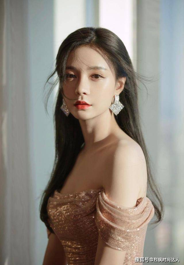 手套 沈梦辰身材曼妙，抹胸上衣配皮短裤复古美艳，红色手套成焦点