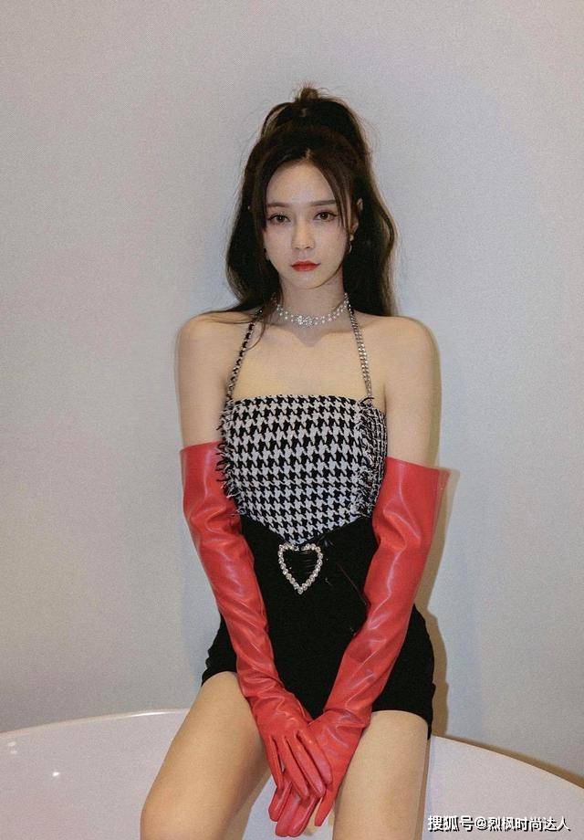 手套 沈梦辰身材曼妙，抹胸上衣配皮短裤复古美艳，红色手套成焦点