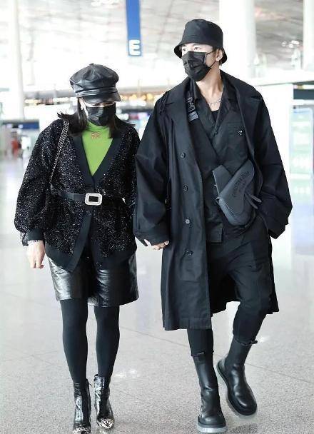 黑色 钟丽缇张伦硕走机场又作妖，身穿老棉袄像大妈，男方眼神生无可恋