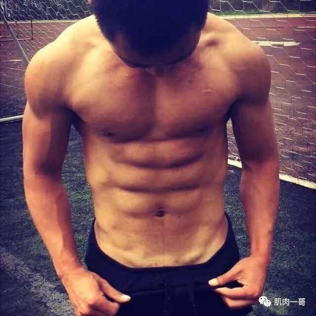 肉体|四川筋肉教练浴室自拍照疯传，这肉体太可了