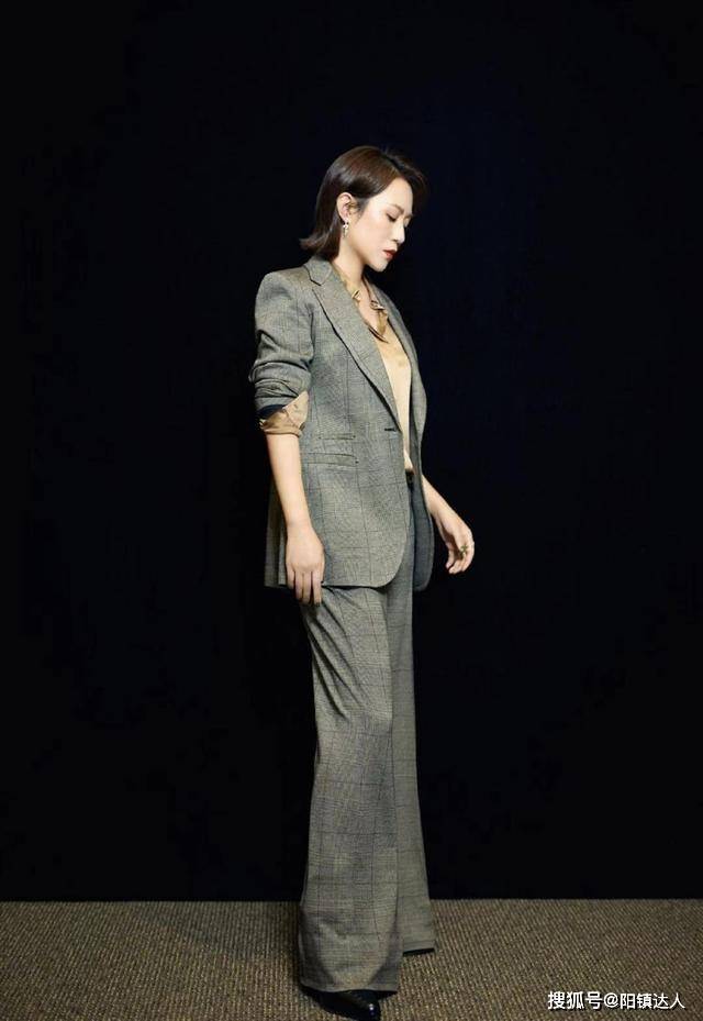 设计 38岁马丽优雅知性，一身白色西装套装，穿出大女人气场