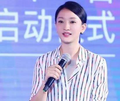 电影 47岁周迅在街头被拍，皮肤暗黄身材干瘦，优雅美丽气质全无