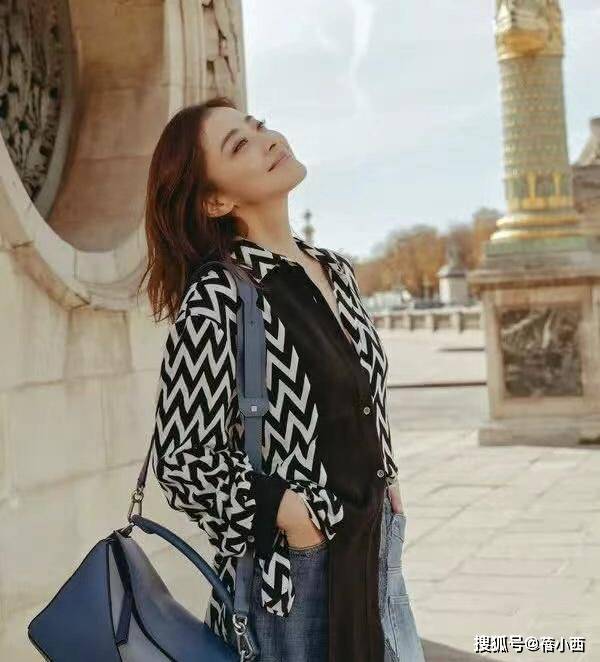 设计 梅婷在国外真会穿，穿黑白花纹外套凹造型，扑面而来的高级感！