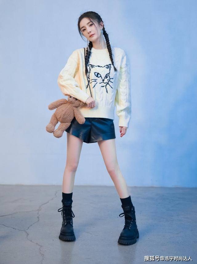 气息 杨幂时尚功底不一般！穿白衬衫系领带，用马丁靴完美秀腿长