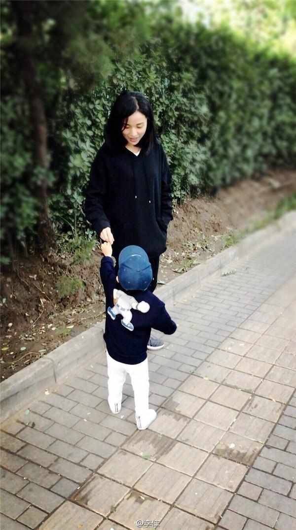 感觉靳东老婆有白发也不染，天生丽质的人不怕暴露，超真实一点不装！