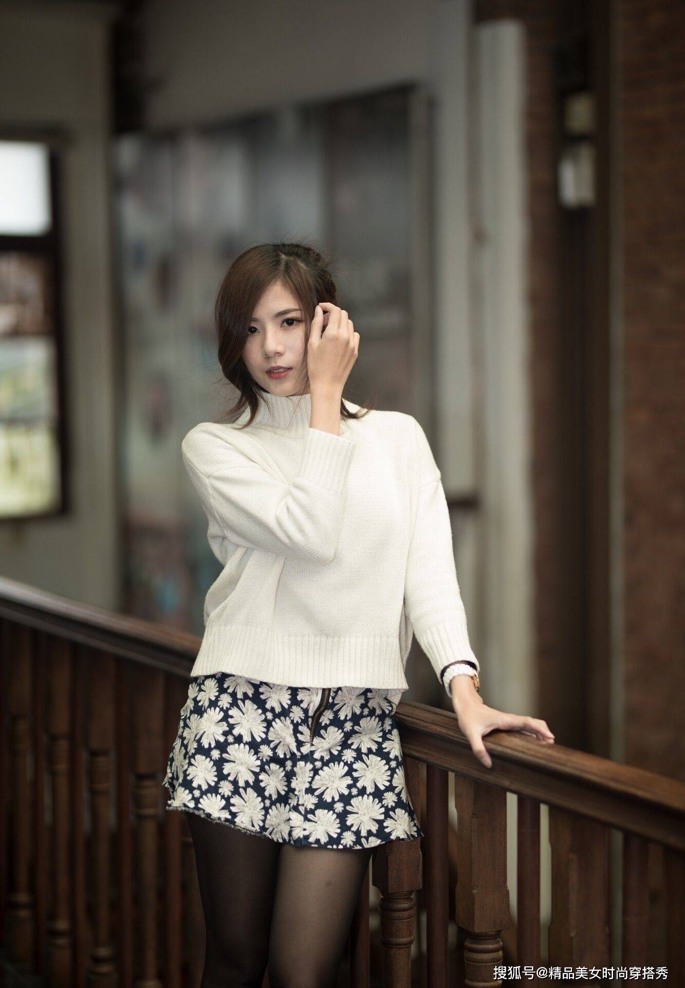 短裙 白色毛衣搭配碎花短裙，休闲又时尚，非常耐看