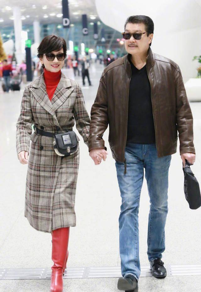 周海媚打光美颜后，赵雅芝周海媚皮肤光滑很年轻，但不修图的手很沧桑！