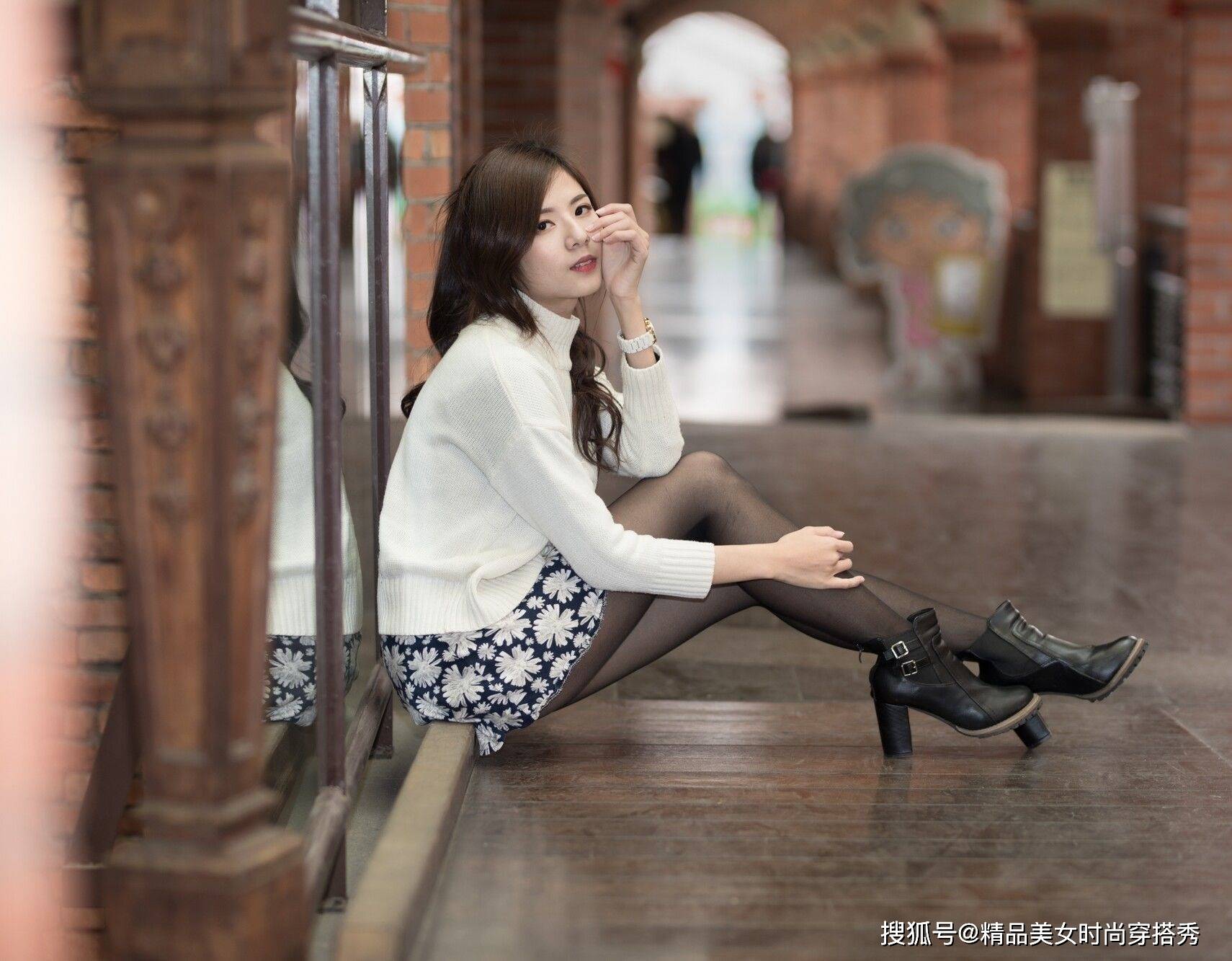 短裙 白色毛衣搭配碎花短裙，休闲又时尚，非常耐看