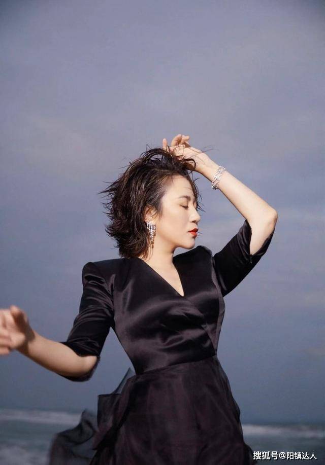 设计 38岁马丽优雅知性，一身白色西装套装，穿出大女人气场