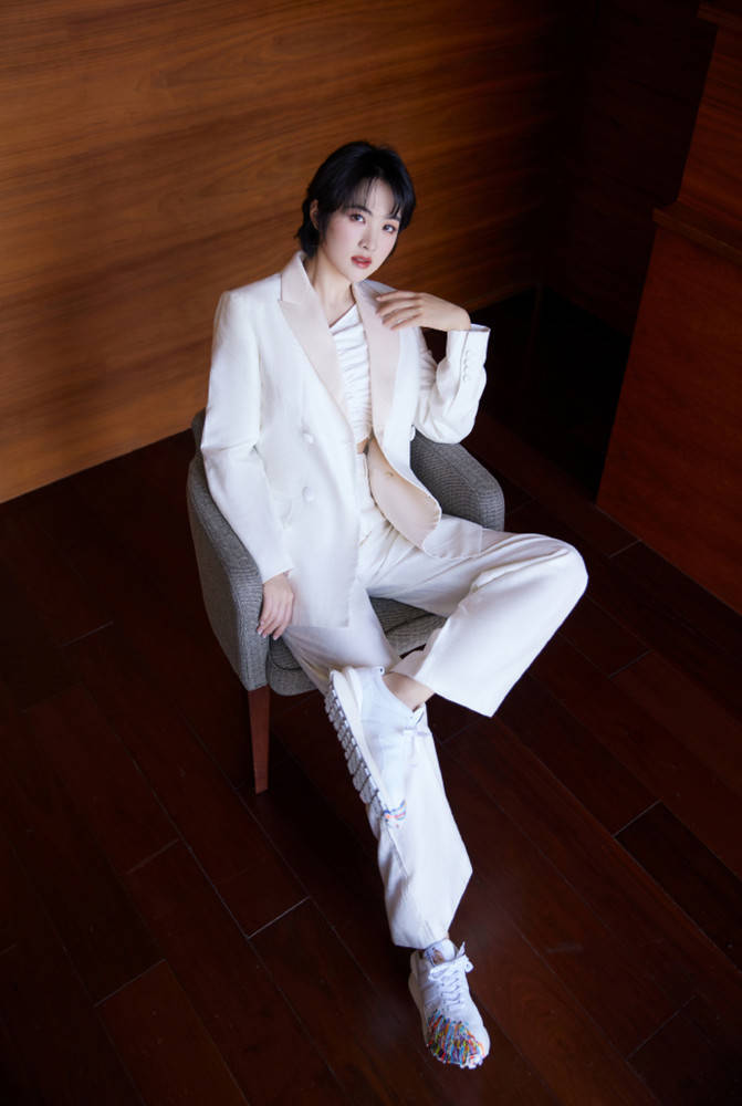 名媛 真搞不懂姚安娜，放着名媛礼服不穿，非要学女团穿露腰装，也挺美？