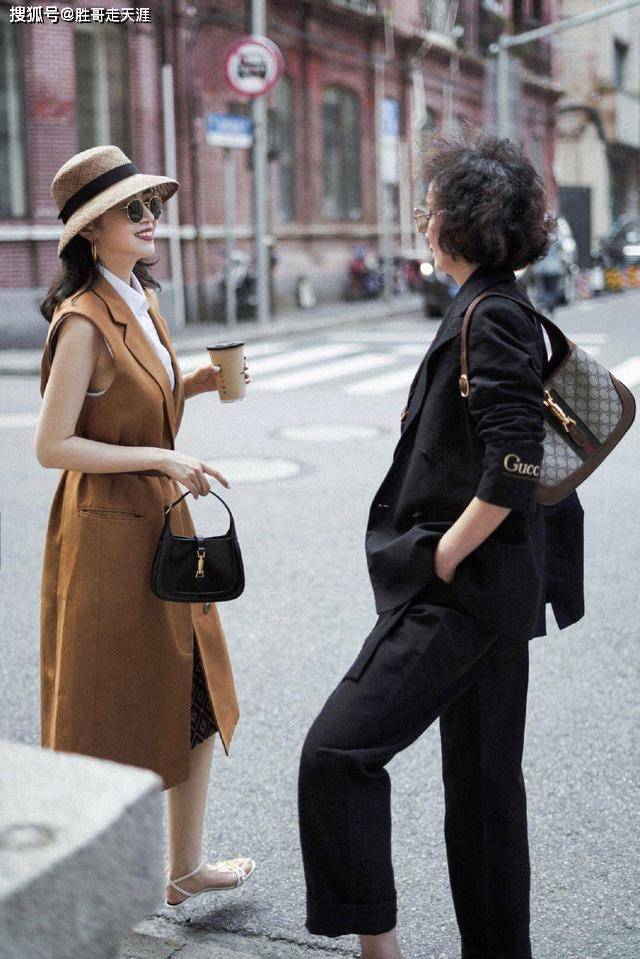 职场 成熟女人学习三木妈妈的穿搭,时尚优雅,让你又年轻好几岁