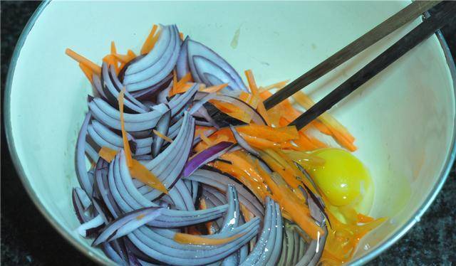 蔬菜|降温啦,儿子爱上了洋葱饼,不用和面特省事,焦嫩清爽,太香了