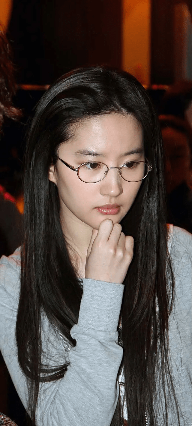 双颖“黑长直”惊艳众人的12位女星，双颖甜美娜扎性感，王祖贤难超越