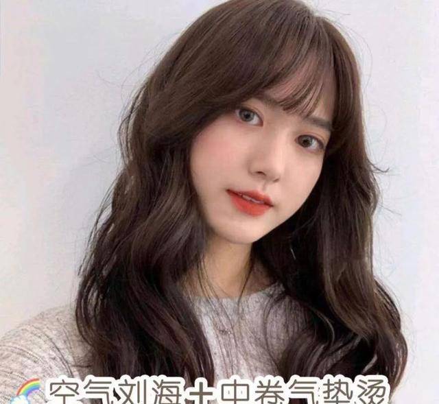 卷发秋季百搭女生卷发发型|甜美来袭