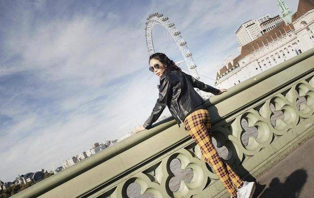 身材 莫文蔚不愧是“腿精”！连衣裙配黑色打底裤，“小鸟腿”好惊艳