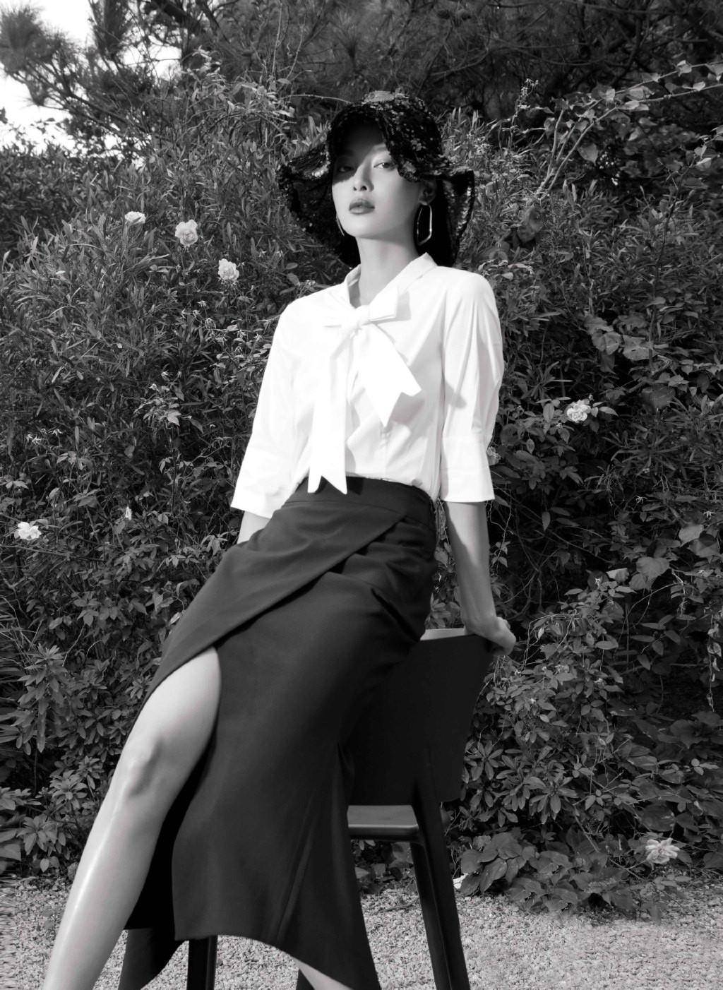 开衩 辛芷蕾厉害，4万4的皮裤开衩到大腿，配蝴蝶结内搭霸气不失甜美