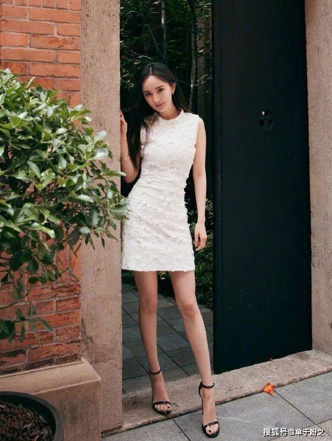 黑色 杨幂穿紧身裙秀身材,腿是真的长,但未修图狠狠打脸!