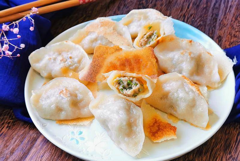 做法|秋凉了，韭菜苔馅做煎饺，鲜嫩多汁太香了，我家隔三差五做