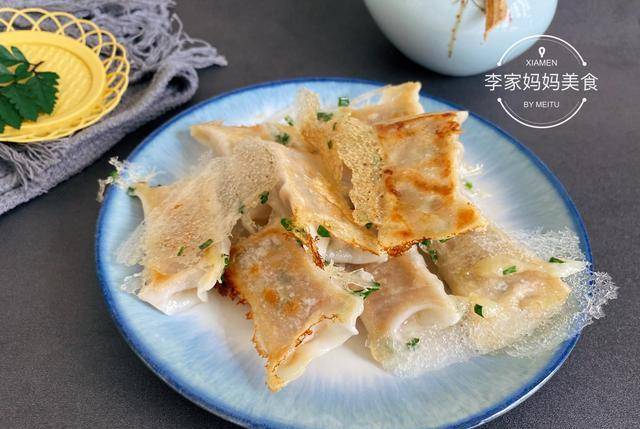 小孩|全家最爱的胡萝卜鲜肉锅贴，提前包好冻起来，早上8分钟搞定早餐