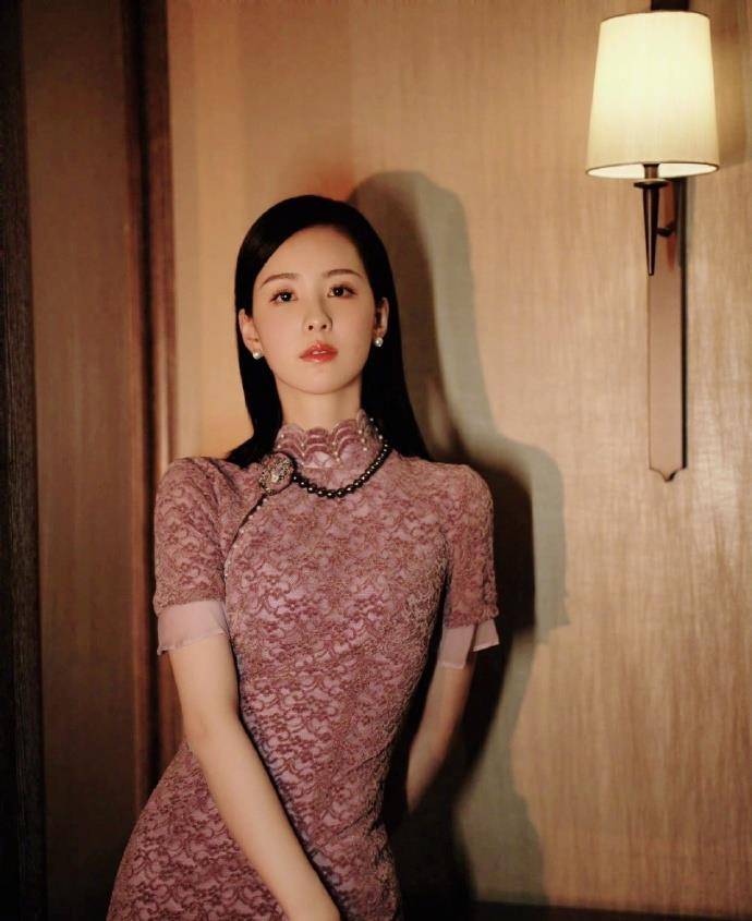 长发 陈都灵旗袍造型太惊艳！长发披肩五官清丽惹人怜，自曝体重引热议