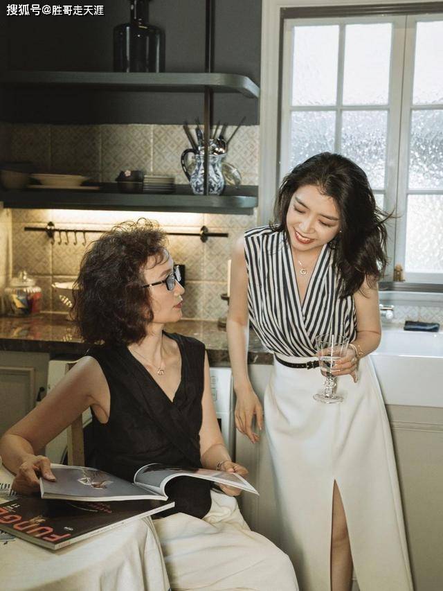 职场 成熟女人学习三木妈妈的穿搭,时尚优雅,让你又年轻好几岁