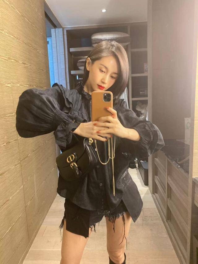 黑色 王子文个子不够比例强撑！穿黑色look外套个性酷炫，大长腿太抢镜