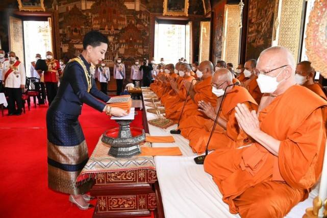 颜色 43岁苏提达穿蓝衣甘愿当花瓶！半蹲礼风情万种，撞衫帕公主竟不输