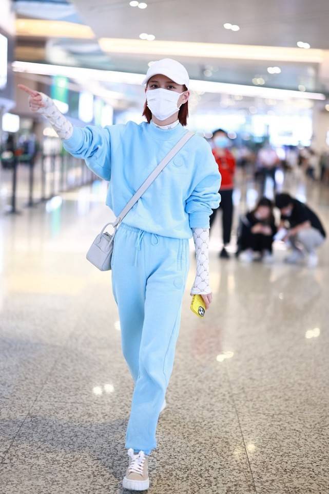 真名 何超莲才是真名媛，紧身上衣+阔腿裤好精致，秀出了身材还显高级