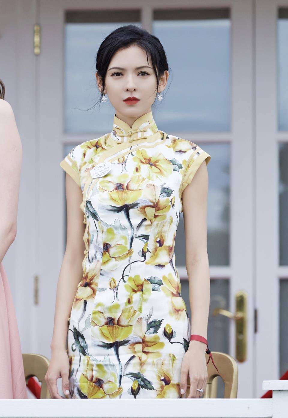 长发 陈都灵旗袍造型太惊艳！长发披肩五官清丽惹人怜，自曝体重引热议