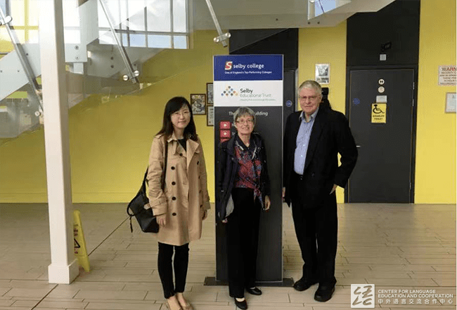 国际汉语教师于泓珊（左一）与马宁（Neil Maynard，右一）赴当地中学商谈开设中文课