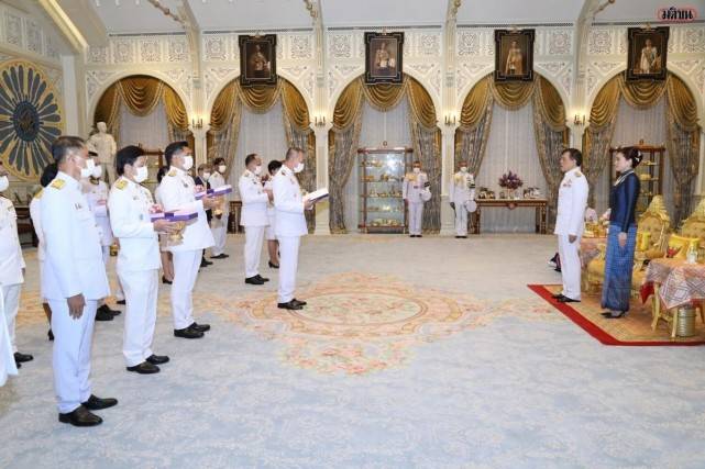 颜色 43岁苏提达穿蓝衣甘愿当花瓶！半蹲礼风情万种，撞衫帕公主竟不输