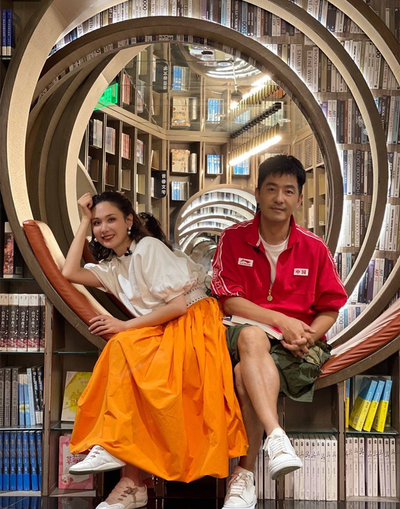 颜色 郭晓冬不让媳妇穿裙短过膝，但程莉莎穿过踝长裙，仍把女人味拉满？