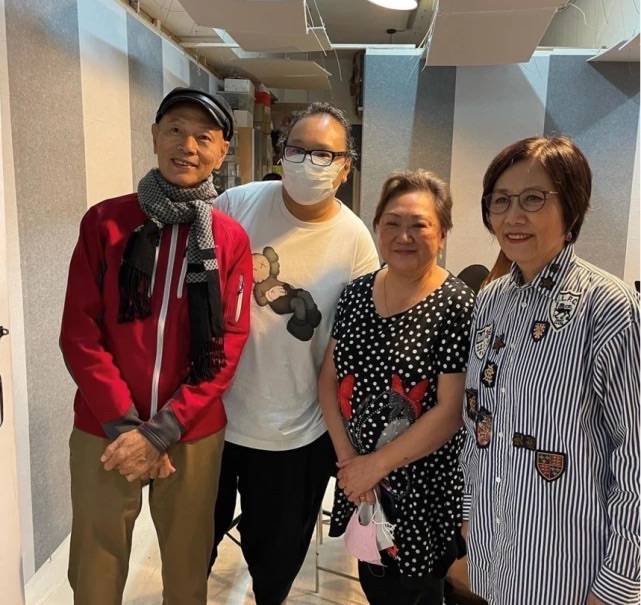 紫色汪明荃跟粉丝合影，脸色枯黄难掩老态，但原生态的74岁还很漂亮！