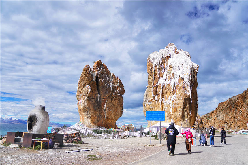 西藏|西藏第二大湖泊，旅游爱好者的梦想之地，晴天美如仙境，值得来！