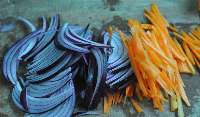 蔬菜|降温啦,儿子爱上了洋葱饼,不用和面特省事,焦嫩清爽,太香了