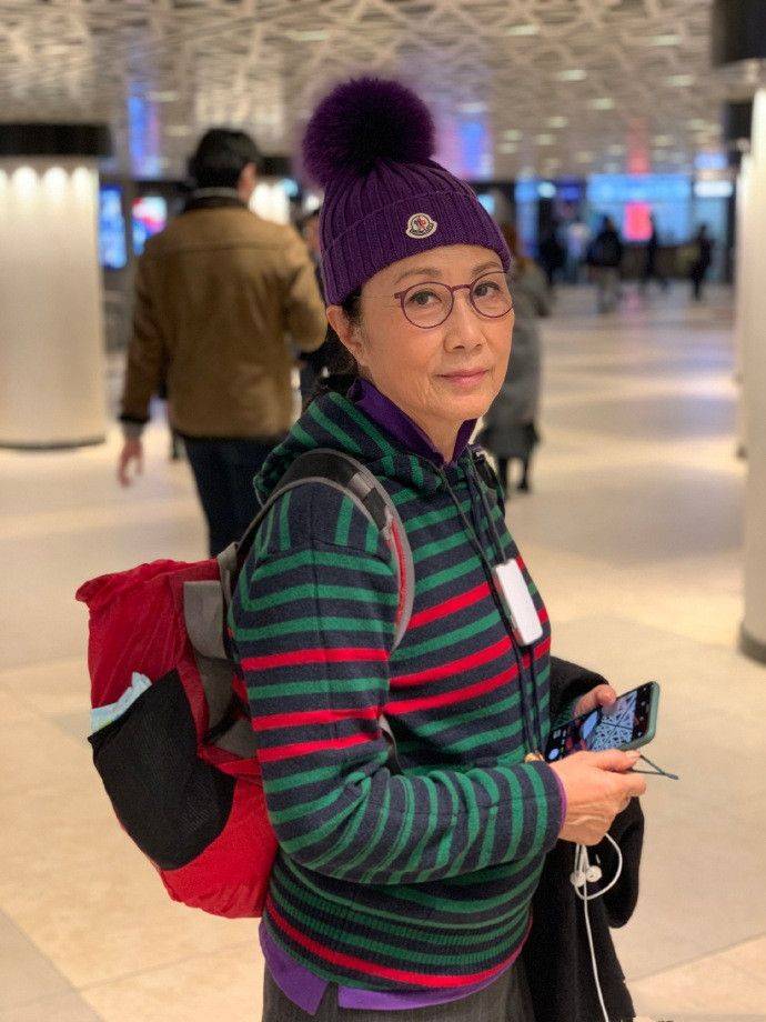 紫色汪明荃跟粉丝合影，脸色枯黄难掩老态，但原生态的74岁还很漂亮！