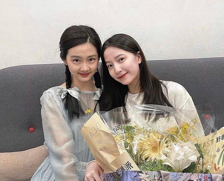 套装 49岁黄磊带大女儿机场出镜,16岁多多粉色套装很抢眼,热议不断!