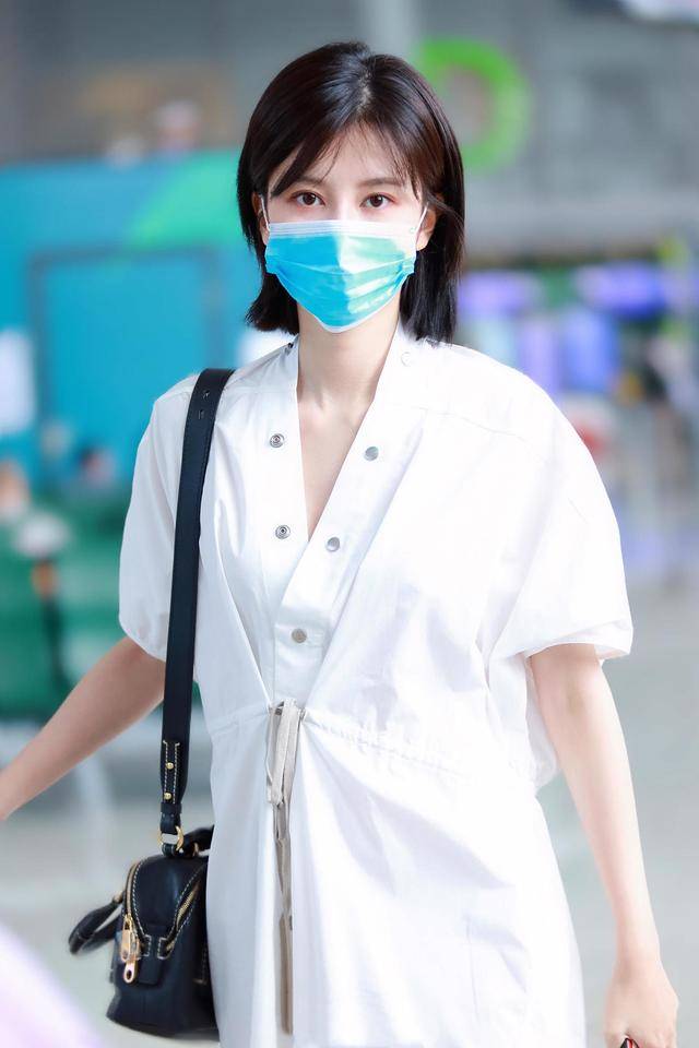 身材 乔欣终于秀身材!身穿白色V领连衣裙清新优雅,大长腿实力抢镜