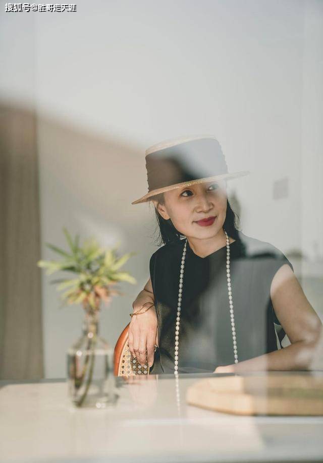 职场 成熟女人学习三木妈妈的穿搭,时尚优雅,让你又年轻好几岁
