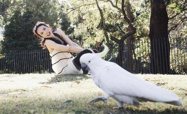 身材 莫文蔚不愧是“腿精”！连衣裙配黑色打底裤，“小鸟腿”好惊艳