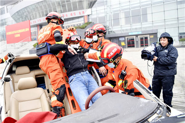 練為戰護民安南陽市隆重舉行119消防宣傳月綜合應急救援演練