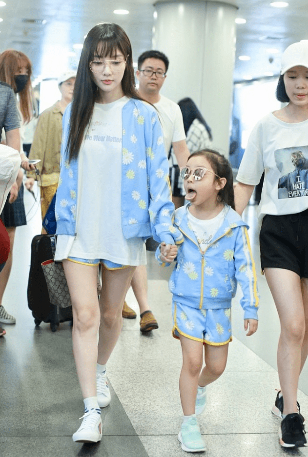 中年人 40岁的李小璐真不像中年人，穿蓝色印花衣如同少女，扮嫩好成功