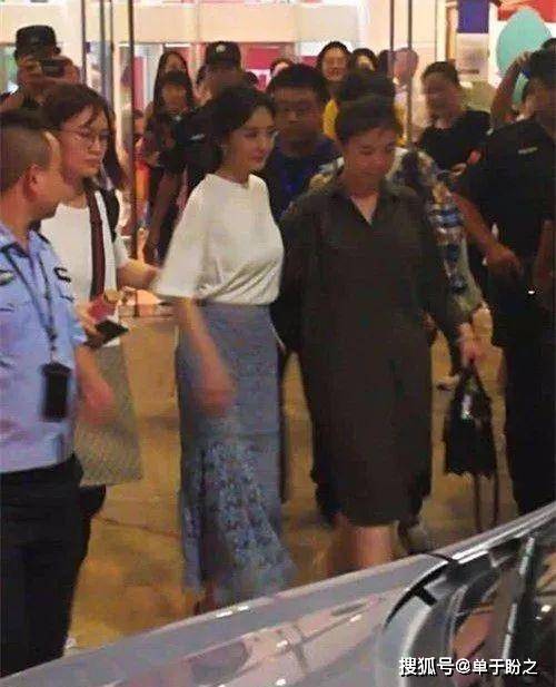 黑色 杨幂穿紧身裙秀身材,腿是真的长,但未修图狠狠打脸!