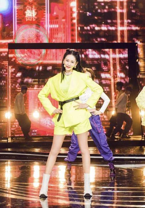 荧光 海陆摆脱米老鼠印象，西装短裤套装时髦又洋气，大长腿太绝了