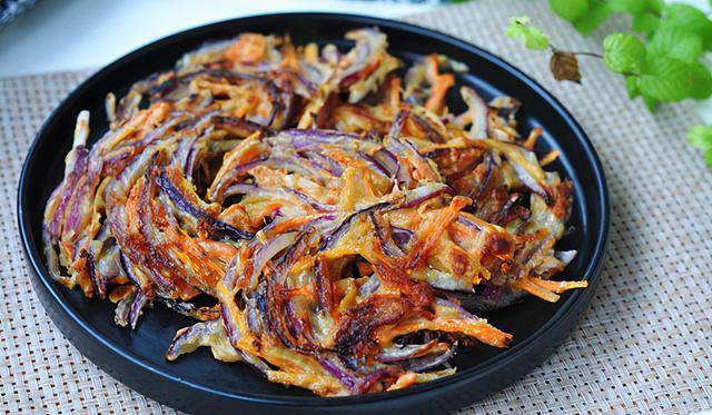 蔬菜|降温啦,儿子爱上了洋葱饼,不用和面特省事,焦嫩清爽,太香了