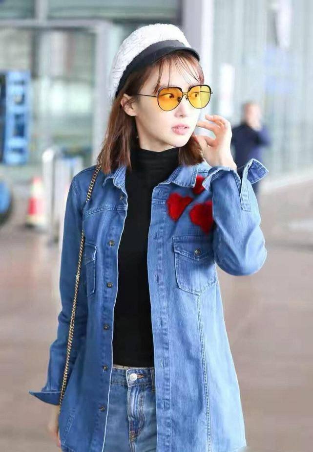 一身 金晨机场秀美到不敢认！剪了甜美短发穿一身牛仔装，如此清纯甜美