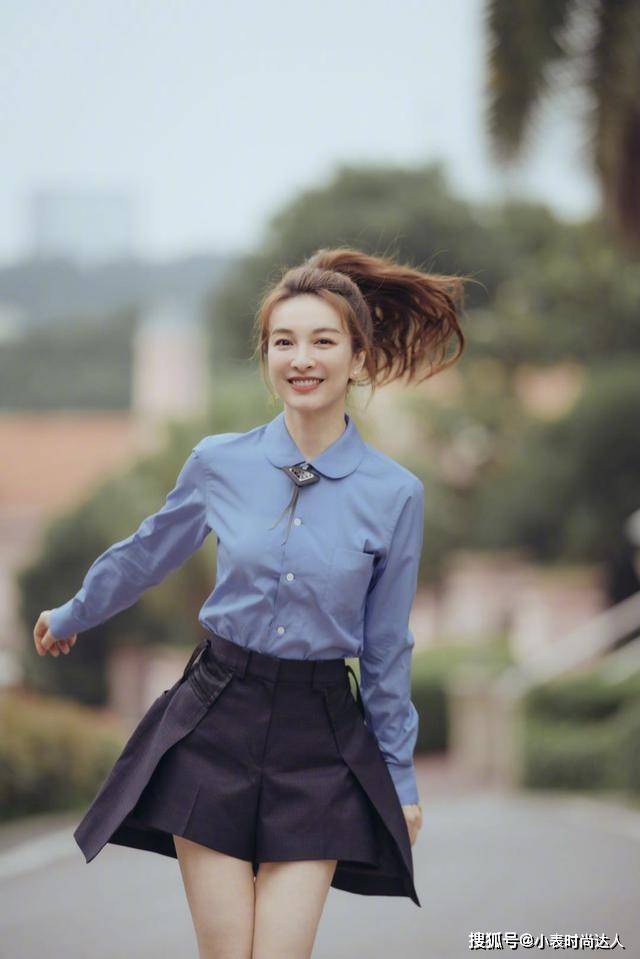 马尾 吴昕校园风写真，蓝色衬衫配高马尾，37岁穿得如此清纯